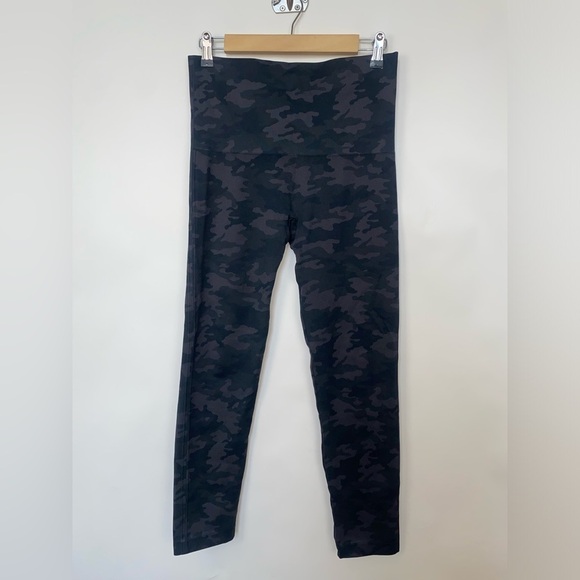 NWOT SPANX Look At Me Now Seamless Camo
Leggings Womens X-Large - Picture 3 of 12
